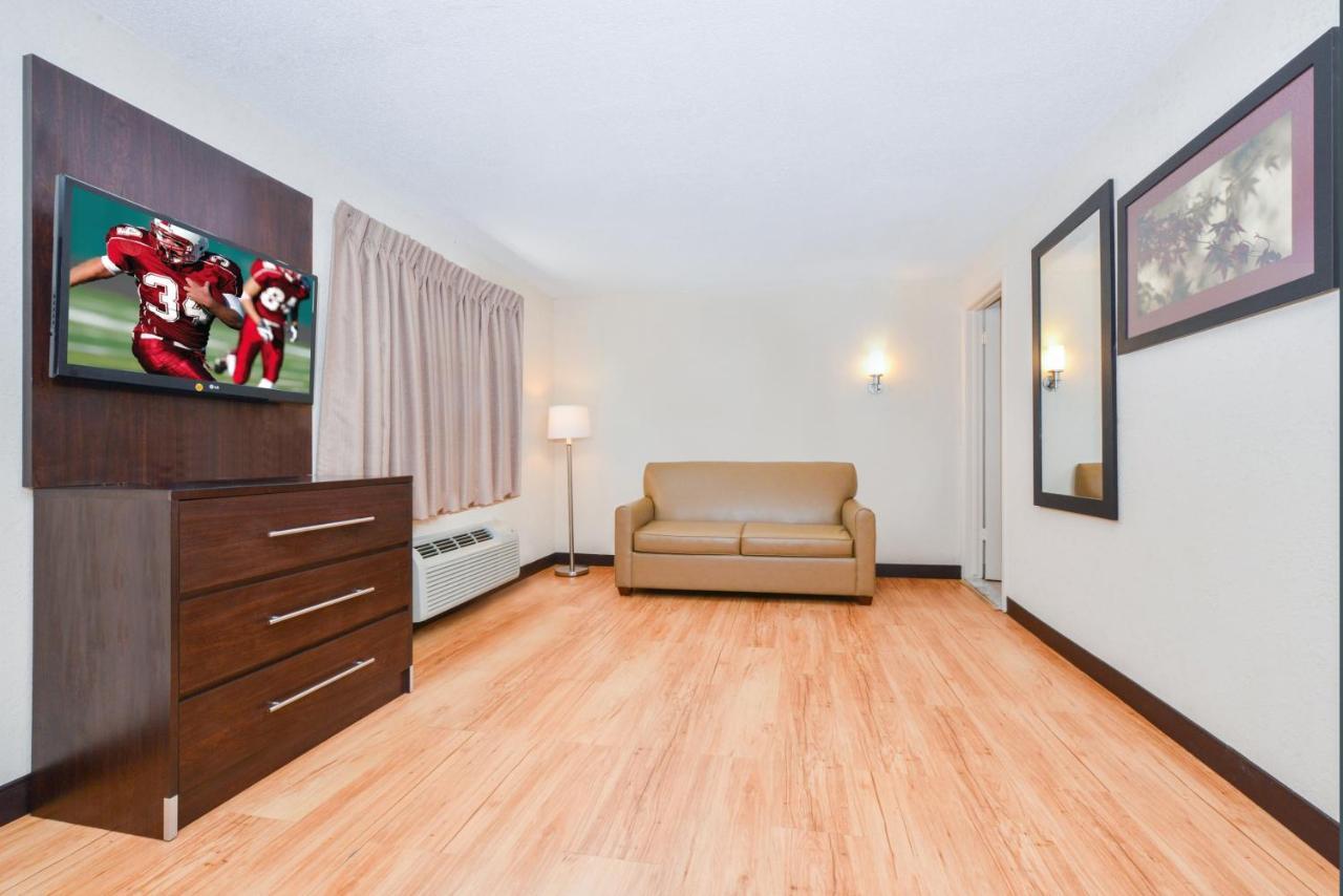 Red Roof Inn Plus+ & Suites Guilford Ngoại thất bức ảnh