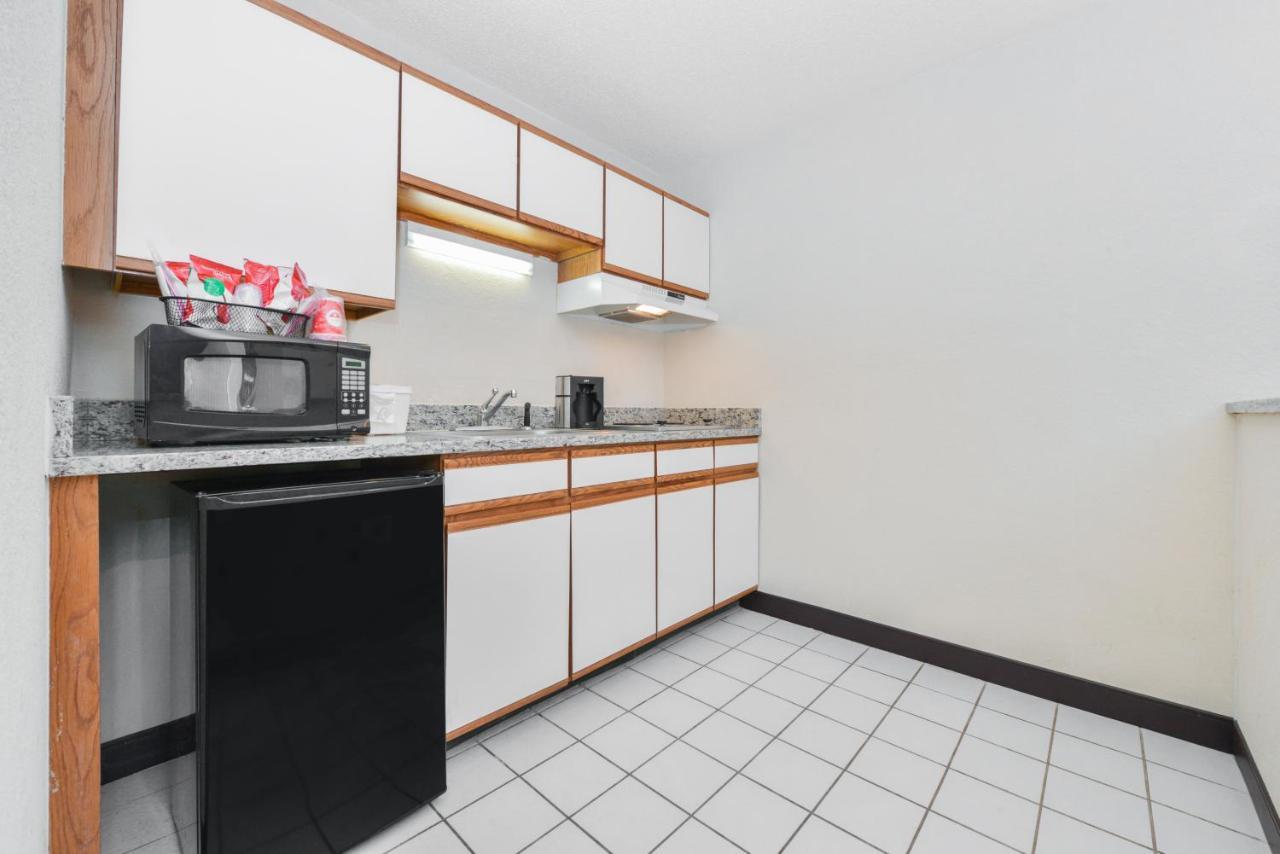 Red Roof Inn Plus+ & Suites Guilford Ngoại thất bức ảnh
