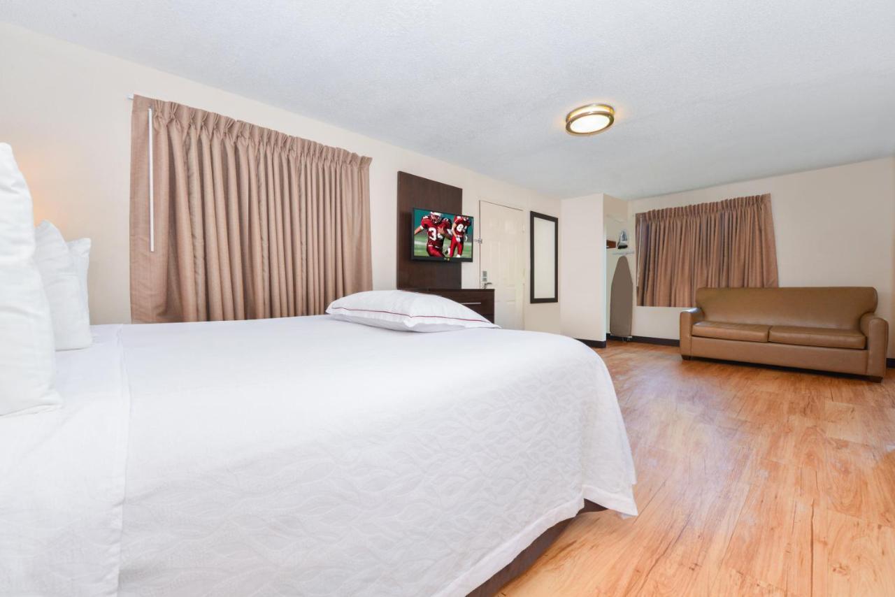 Red Roof Inn Plus+ & Suites Guilford Ngoại thất bức ảnh