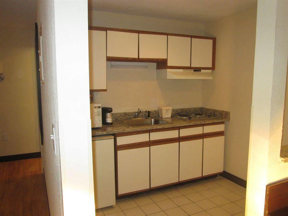 Red Roof Inn Plus+ & Suites Guilford Ngoại thất bức ảnh