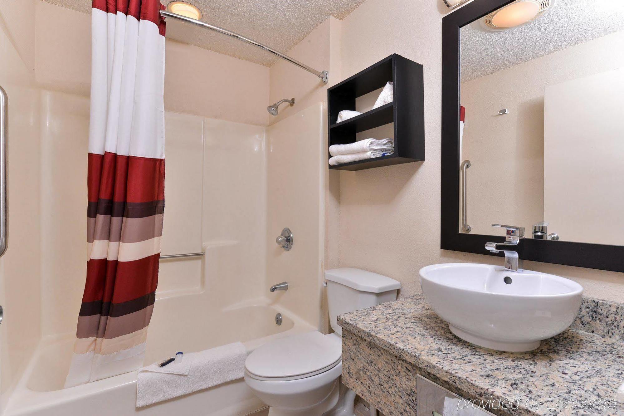 Red Roof Inn Plus+ & Suites Guilford Ngoại thất bức ảnh