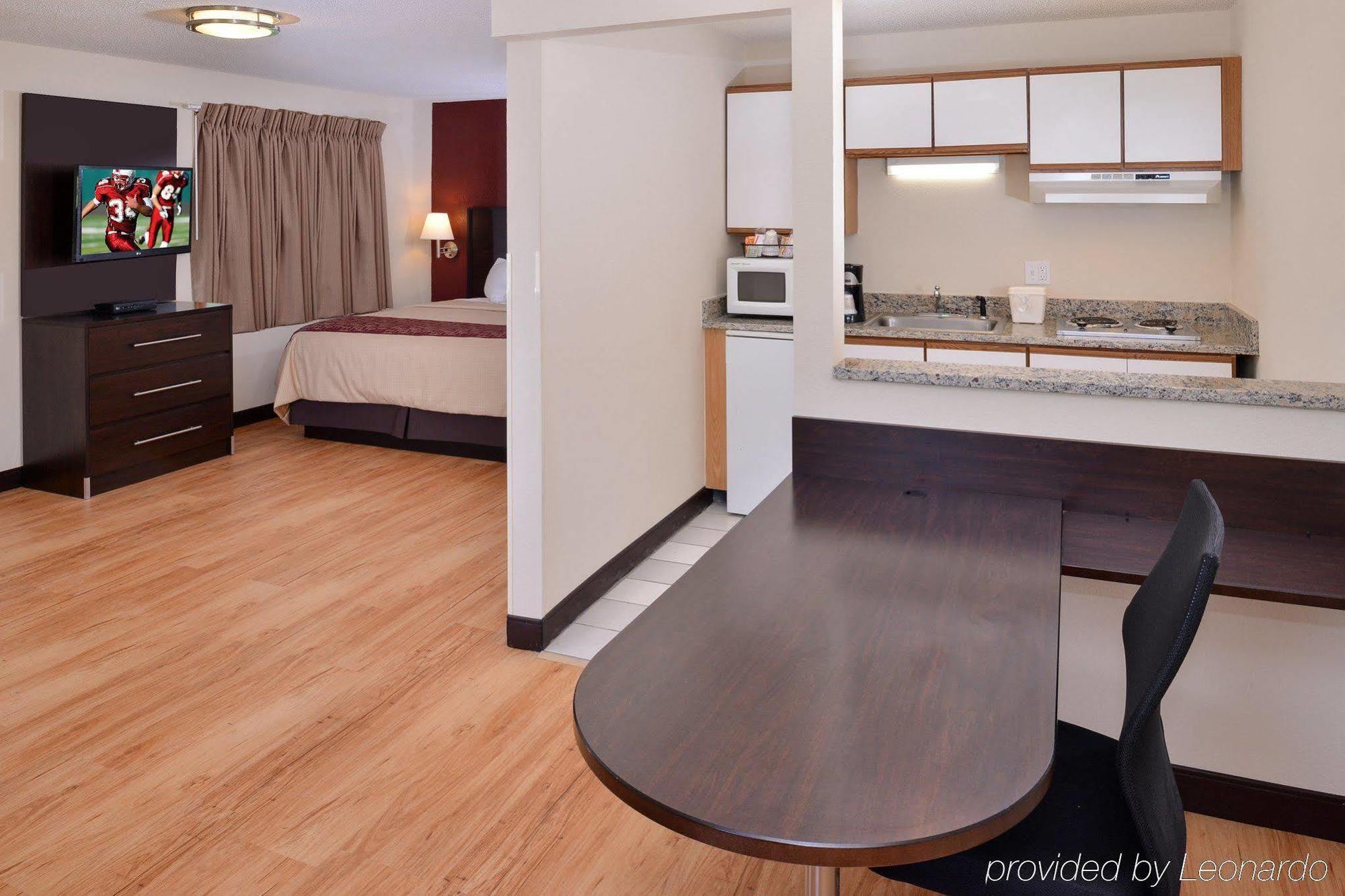 Red Roof Inn Plus+ & Suites Guilford Ngoại thất bức ảnh