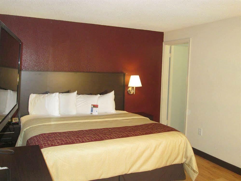 Red Roof Inn Plus+ & Suites Guilford Ngoại thất bức ảnh